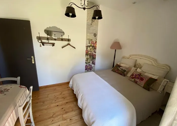 Au Mas Retz De Jade Chauvé